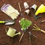 What essential tools should be included in a garden tool set