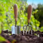 What type of handle is best for garden tools